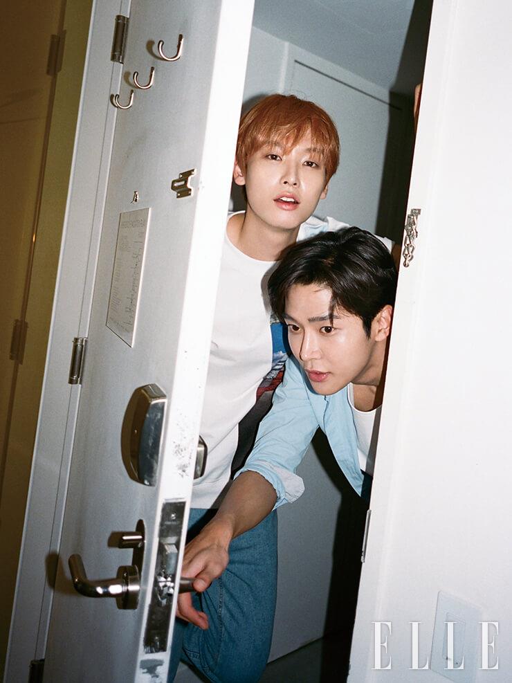 화이트 티셔츠와 블루 셔츠는 모두 Calvin Klein Jeans.