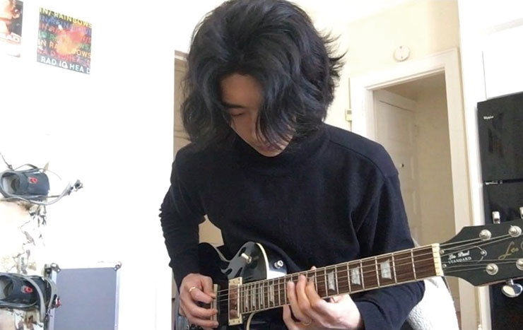 에릭 크랩턴, 지미 헨드릭스, 존 메이어, 마테우스 아사토 같은 기타리스트를 동경한다.