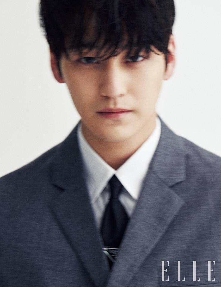 그레이 싱글 코트와 화이트 셔츠는 모두 Prada. 블랙 타이는 스타일리스트 소장품.