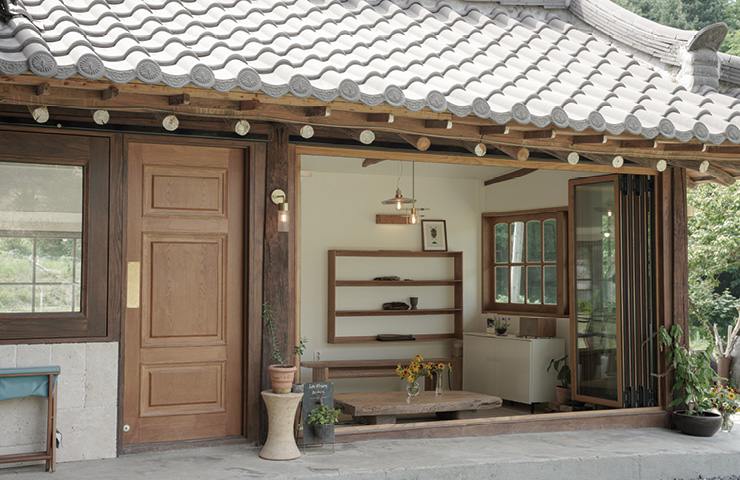 해변이 강릉의 전부는 아니다. 시내에서 택시로 10분이면 닿는 작고 우아한 라이프스타일 팜, 르 꼬따쥬.