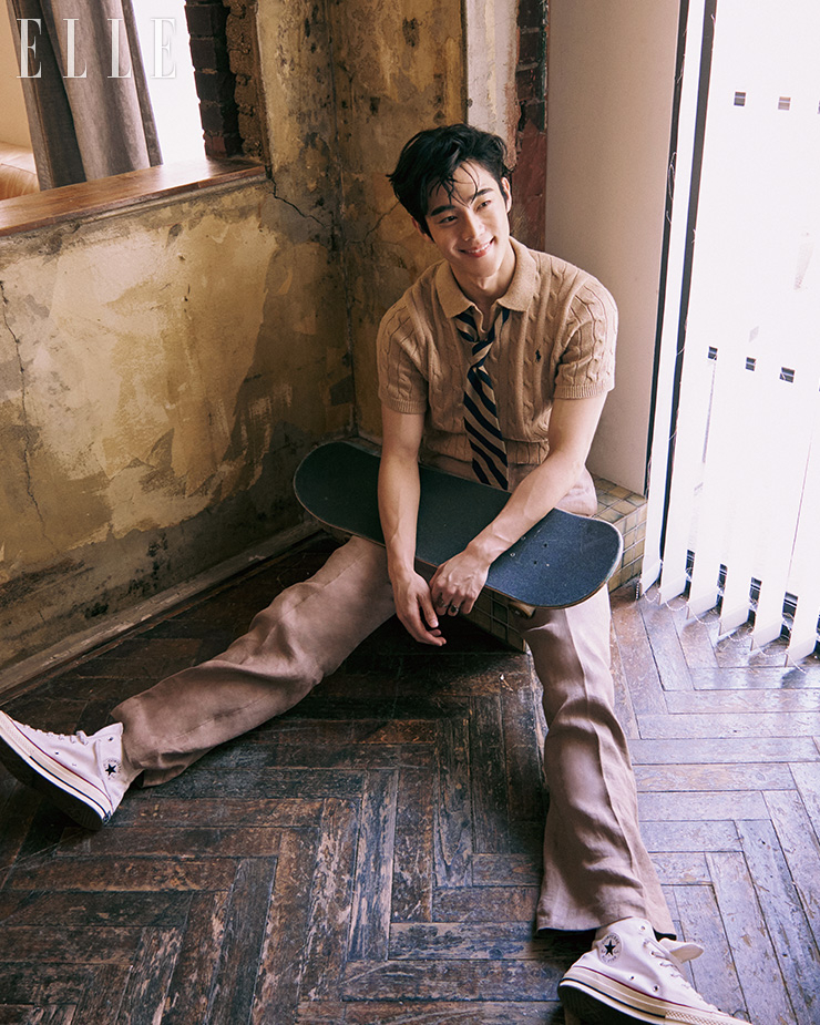  니트는 Polo Ralpph Lauren. 팬츠는 Kimseoryong. 슈즈는 Converse. 링은 Bell & Nouveau. 타이는 스타일리스트 소장품.