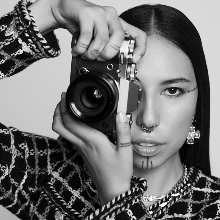 카메라를 들고 모두 같은 모습으로 촬영한 샤넬의 뮤즈들. 콰나 체이싱호스-포츠. 