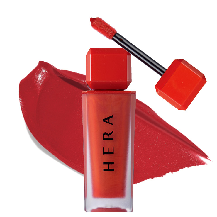 입술 주름을 촘촘히 메우듯 각질 부각 없이 부드럽게 스며드는 ‘겉보속촉’ 소프트 매트 리퀴드 립. 센슈얼 파우더 매트, 클로저, 3만5천원, Hera.