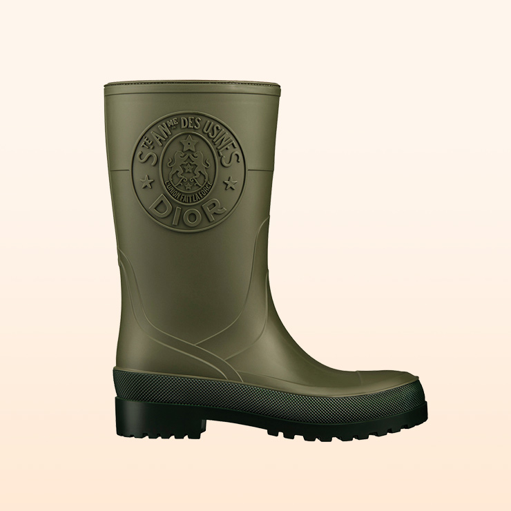 짙은 카키색에 투박한 아웃솔이 특징인 부츠는 가격 미정, Dior.