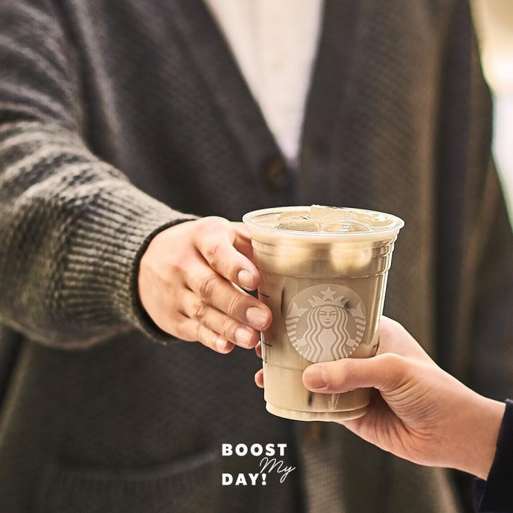 ©starbuckskorea 현미, 보리, 흑미, 백태, 검정콩, 검은깨 등 곡물을 넣은 오트밀크에 백앙금을 더한 스타벅스 홀그레인 오트 음료.