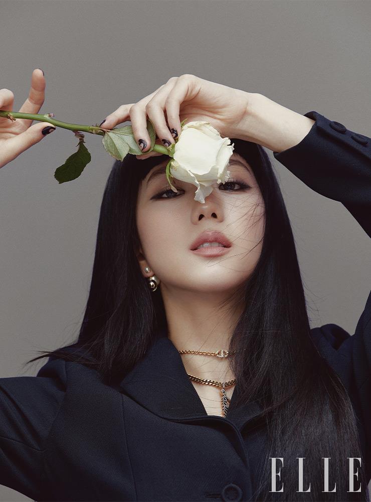 바 재킷과 진주 이어링, 레이어링한 목걸이들은 모두 Dior. 