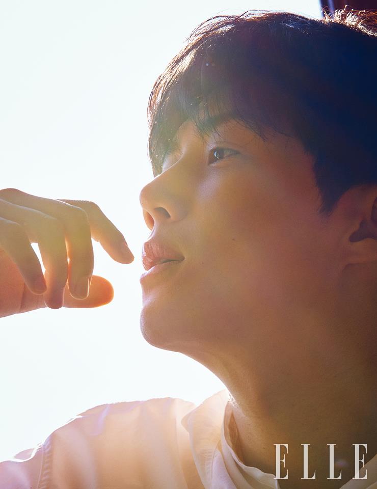 창가에 내리쬐는 햇살 아래 고요하게 생각에 잠긴 김선호에게서 느껴지는 부드럽고 로맨틱한 플라워바이겐조 오 드 퍼퓸의 향기. 어쩐지 나만의 키다리 아저씨가 되어 포근하게 감싸줄 것만 같다. 화이트 셔츠는 Solid Homme. 버건디 니트 타이는 스타일리스트 소장품.