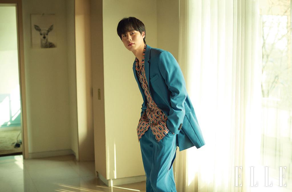 파란색 수트와 그래픽적 셔츠는 모두 Wooyoungmi.