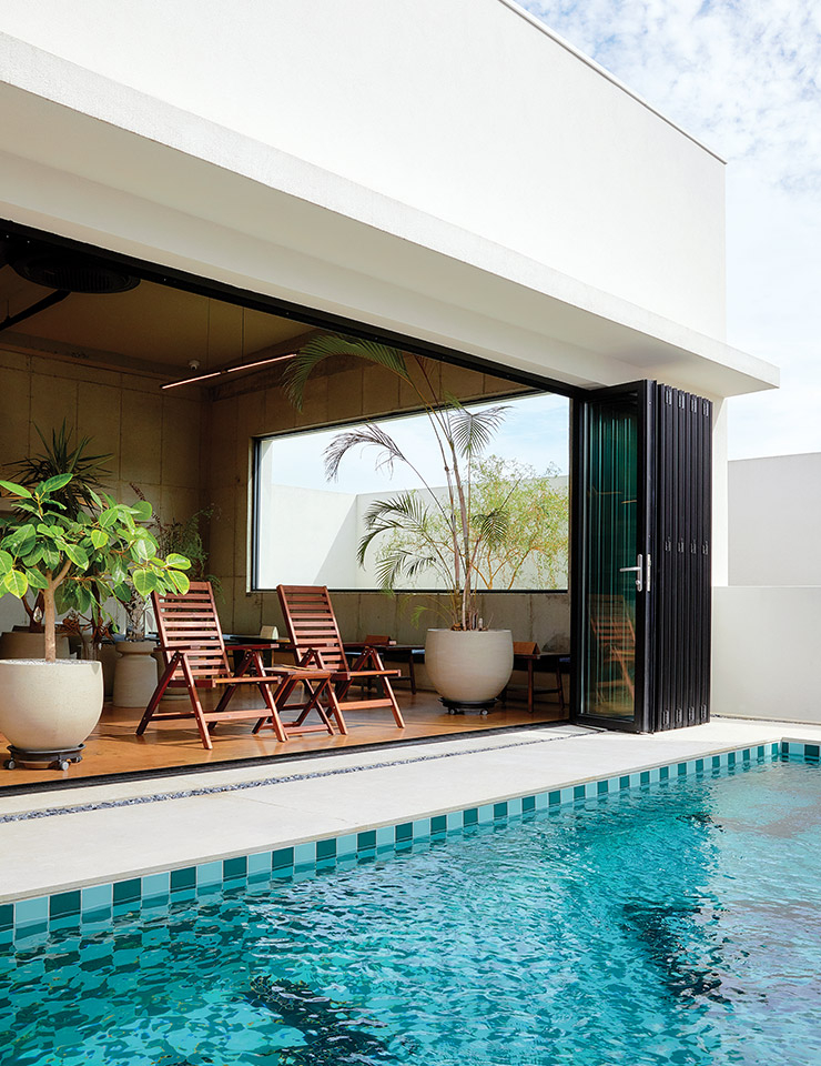 중정에 놓인 좌석에서는 시시각각 달라지는 해의 모양과 위치를 감상할 수 있다.