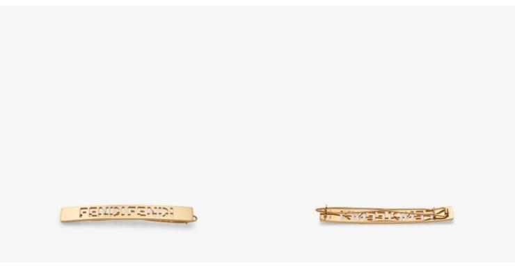 레이저 커팅으로 완성된 레터링이 멋스러운 골드 헤어클립은 40만원, Fendi. (