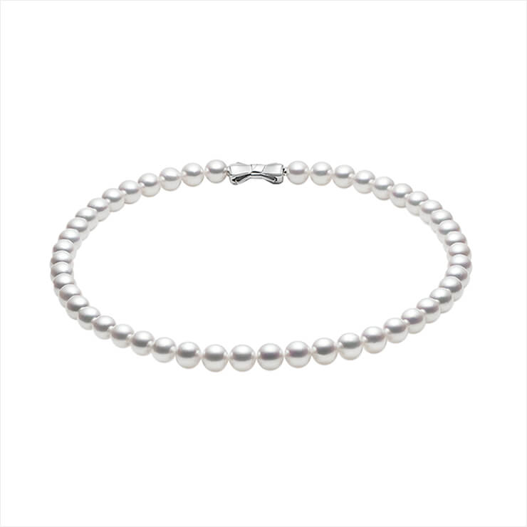 심플한 아코야 진주 네크리스는 Tasaki.