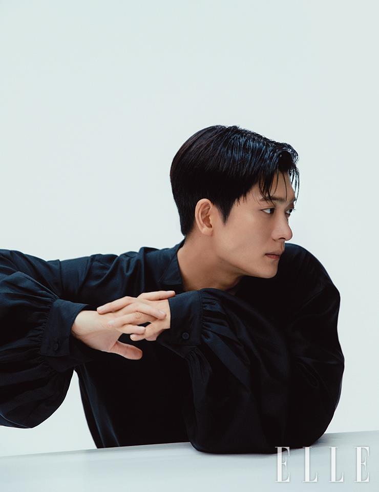 셔츠는 Kimseoryong Homme.
