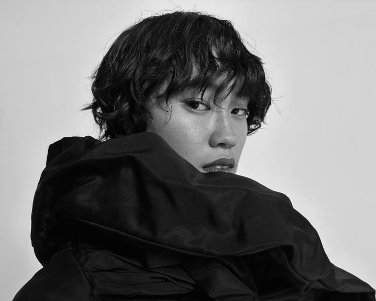 아이폰 14 Pro로 찍은 사진. 흑백 사진 속 모델의 헤어와 옷의 질감을 풍성하게 표현하고 있다.