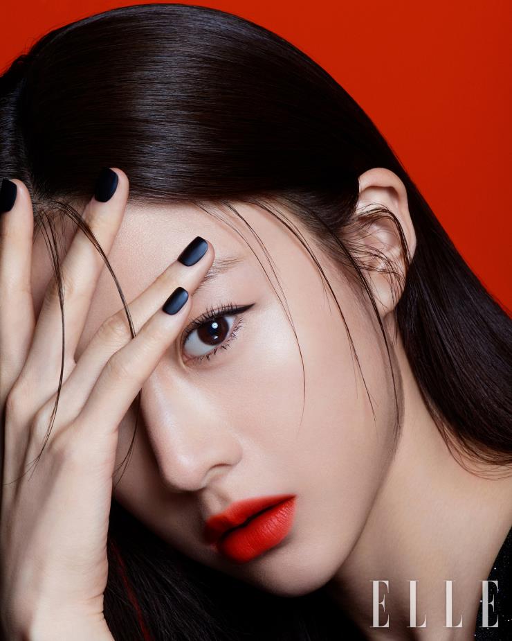 투 고 쿠션을 얇게 펴 발라 매끄럽고 화사한 베이스 메이크업을 연출하였다. 아이즈 투 킬 디자이너 아이라이너를 사용하여 그윽한 눈매를, 아르마니 립 마에스트로 #401 오렌지 레드 컬러로 시선을 사로잡는 립 메이크업을 완성했다.