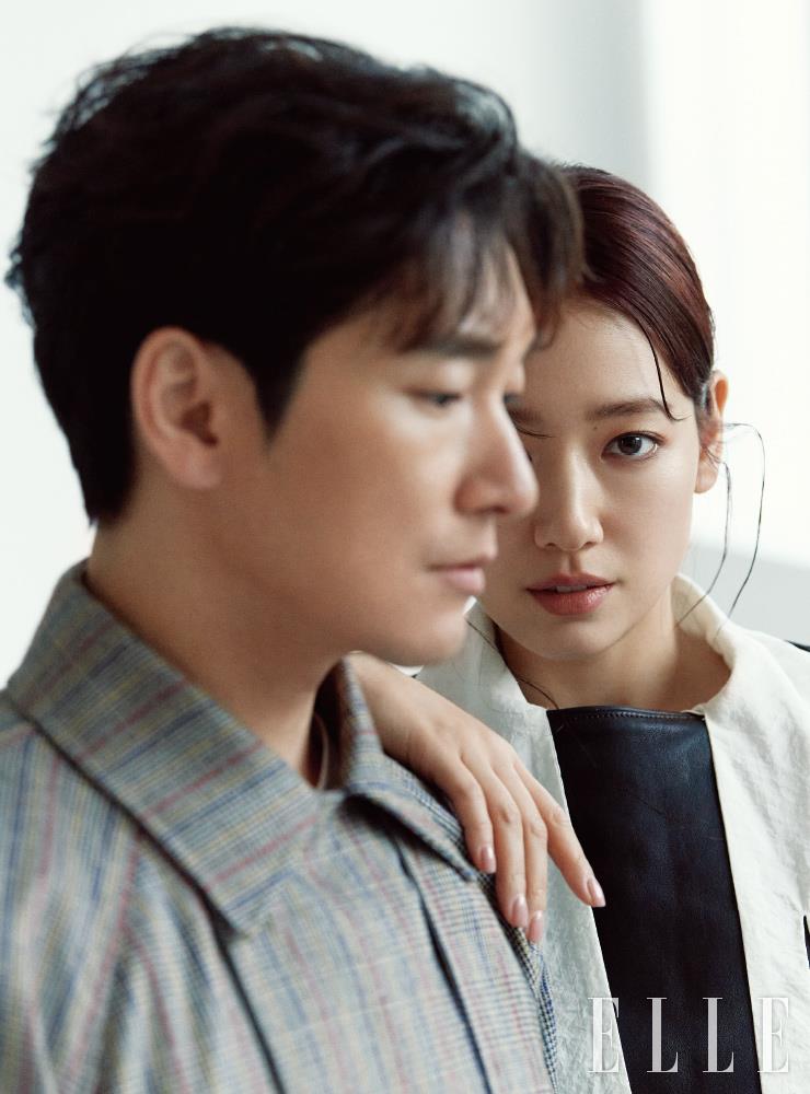 조승우가 입은 루스 핏의 글렌 체크 코트는 [Le]moho. 박신혜가 입은 화이트 블라우스와 레더 베스트는 모두 Lemaire.