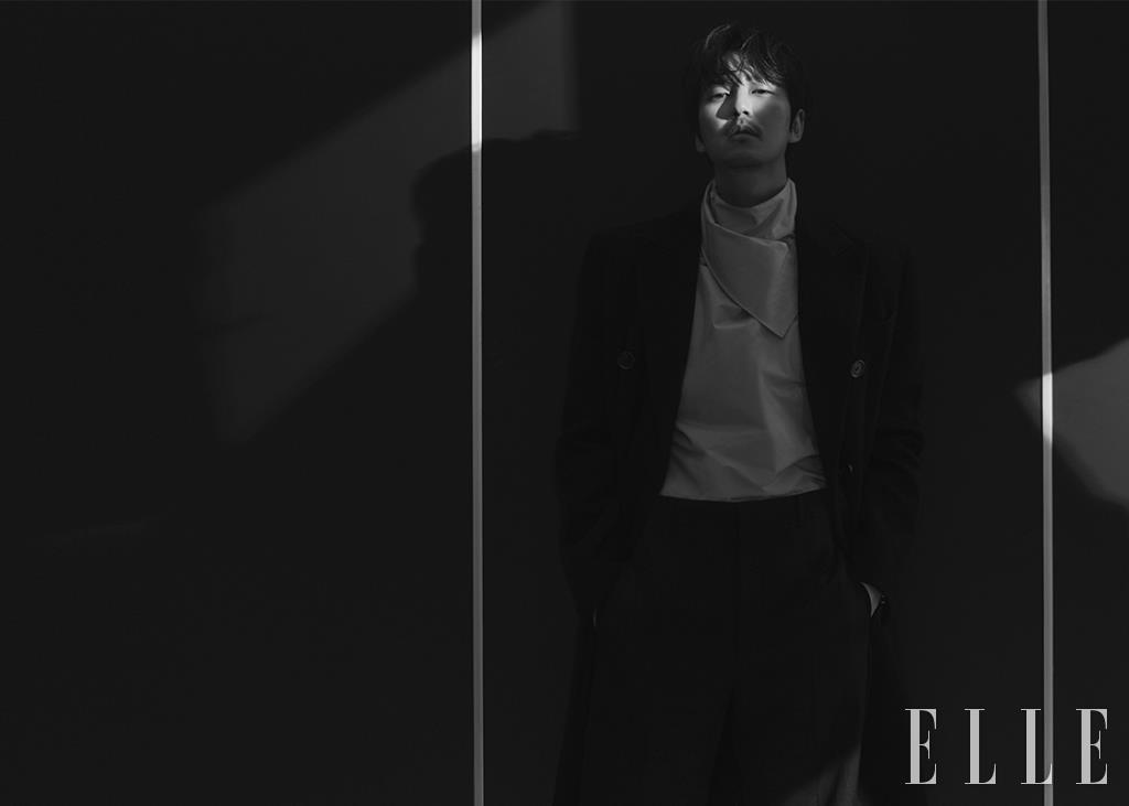 재킷과 셔츠, 팬츠는 모두 Hermès.