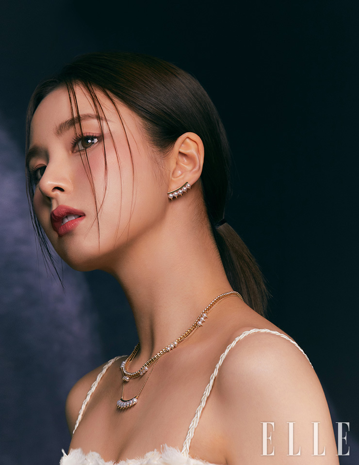 영롱한 빛의 다이아몬드로 화려함을 강조한 테니스 다이아몬드 네크리스, 옐로 골드 가시 모티프와 3개의 진주가 규칙적으로 배열된 데인저 네오 네크리스, 완만한 골드 바에 아코야 진주와 가시 모티프가 섬세하게 세팅된 데인저 플러스 네크리스와 이어링은 모두 Tasaki. 톱은 Thetis.