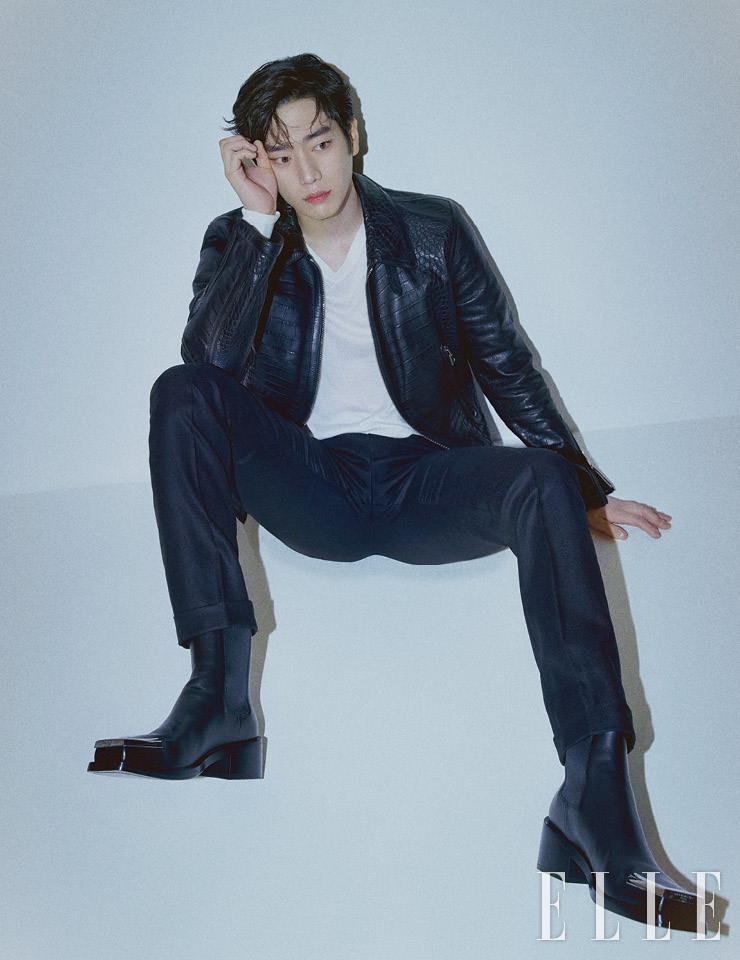 블랙 레더 블루종과 V네크라인 아이보리 니트, 블랙 팬츠는 모두 Tom Ford. 앵클부츠는 Givenchy.