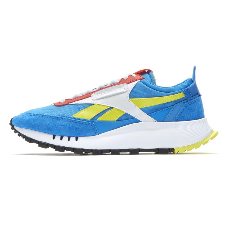 리복이 새롭게 출시한 클래식 레더 레거시. 국내에서는 블루와 블랙, 화이트 세 컬러로 선보인다. ⓒ리복