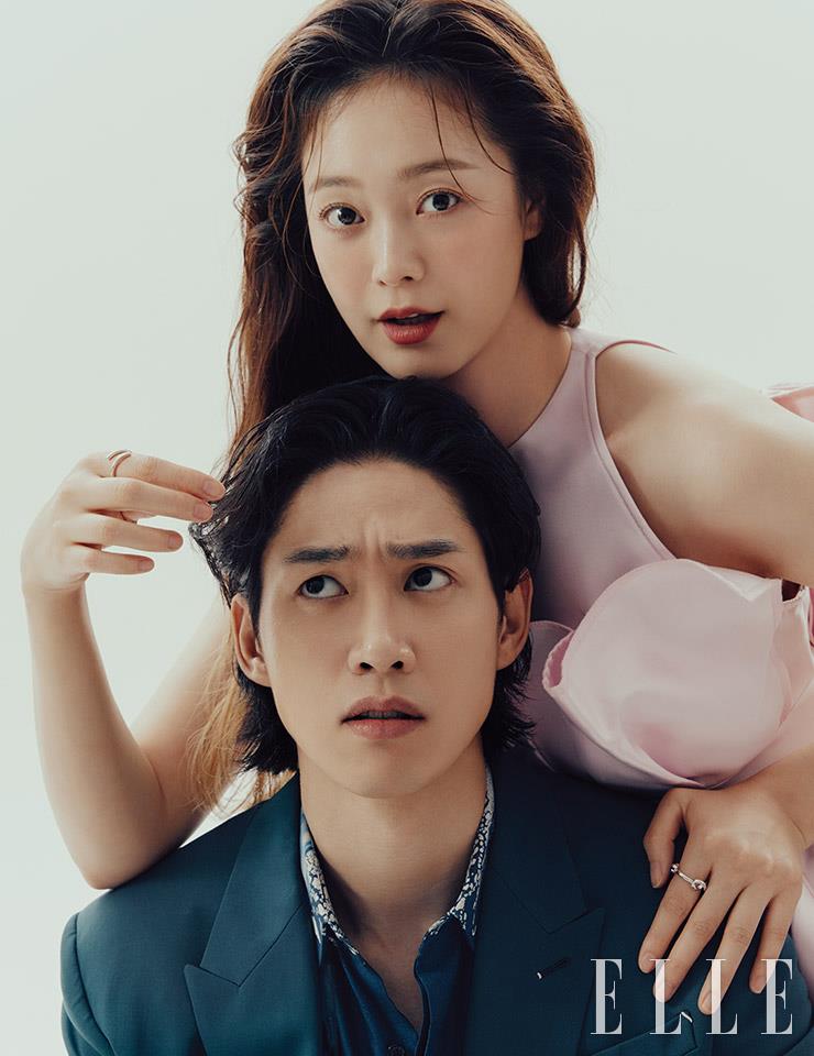 전소민이 입은 핑크 드레스는 Son Jung Wan. 실버 링은 모두 Leyié. 박성훈이 입은 수트와 프린트 셔츠는 모두 Berluti.