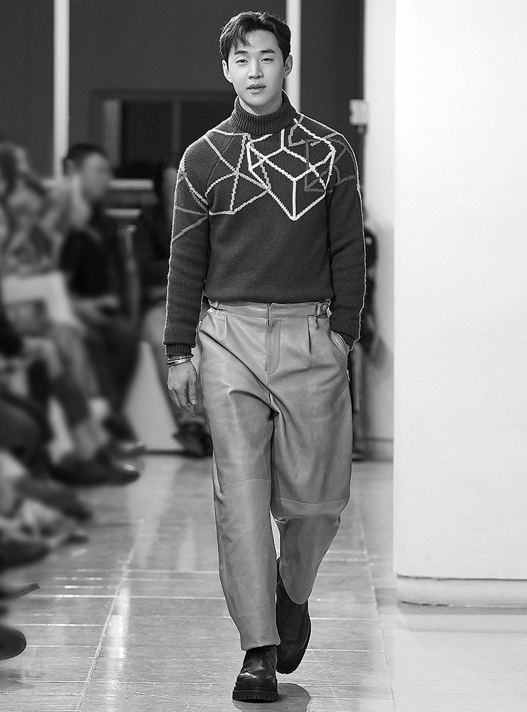 기하학적 패턴의 니트 스웨터와 레더 와이드 팬츠, 앵클 부츠는 모두 Hermès.