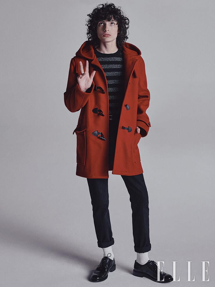레드 더플코트와 스트라이프 니트 톱, 레더 벨트, 블랙 데님 팬츠, 더비 슈즈는 모두 Saint Laurent by Anthony Vaccarello.