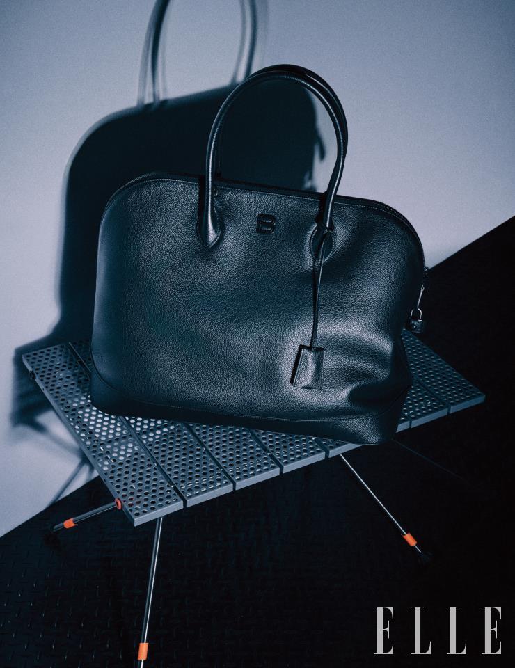  부드러운 카프 레더 소재의 라지 사이즈 ‘소프트 빌 탑 핸들백’은 Balenciaga.