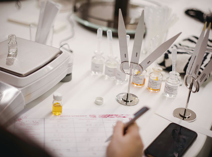 프랑소와 드마쉬의 연구실에서 진행된 향수 워크숍. 미스 디올의 기본 향조인 장미 에센스를 조합해 나만의 향을 만들어보는 흥미로운 시간이었다.