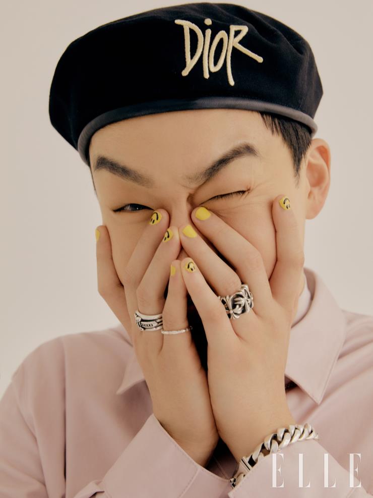 핑크 컬러 셔츠와 터틀넥은 Cos. 베레모는 Dior Men. 양손 약지에 낀 링과 브레이슬릿 모두 Chrome Hearts. 새끼손가락에 낀 링은 스타일리스트 소장품.
