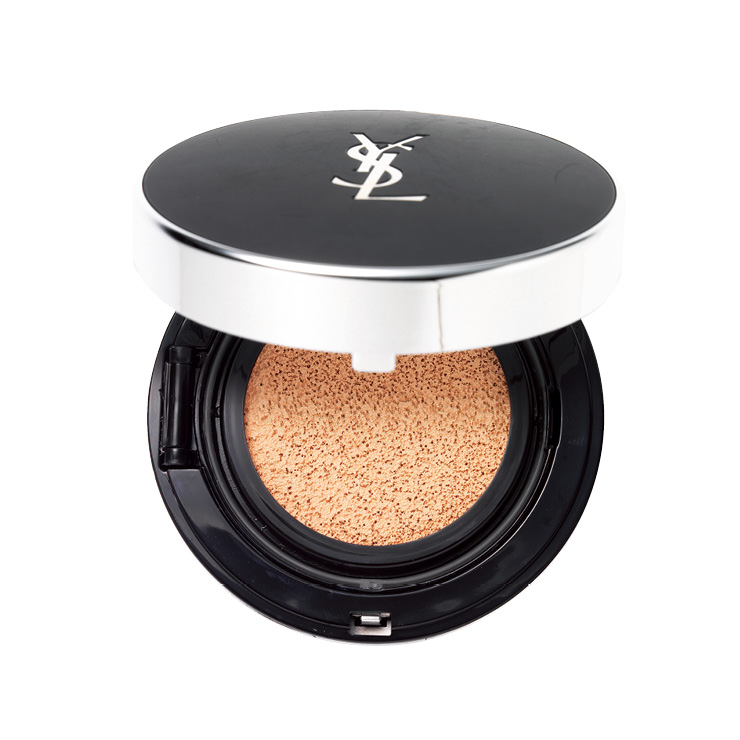 덧발라도 뭉치지 않고 얇게 밀착되는 올아워 쿠션 파운데이션 SPF 50+/PA+++, 20호, 8만2천원대, YSL Beauty.