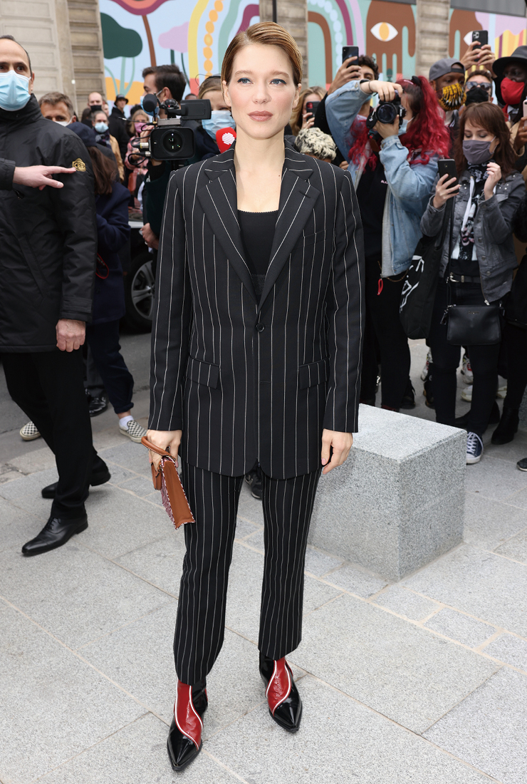 프렌치 시크 아이콘이자 패션 뮤즈로 사랑받는 레아 세이두도 영향력 있는 소띠 스타 중 한 명. 최근 과감히 자른 쇼트커트에 매니시한 수트 룩으로 범접할 수 없는 아우라를 선보였다. 