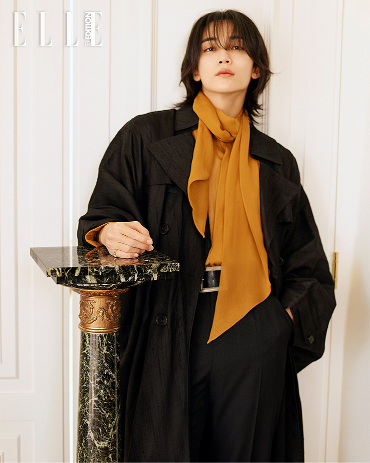 실크 스카프 셔츠와 팬츠, 코트, 벨트는 모두 SAINT LAURENT BY ANTHONY VACCARELLO.