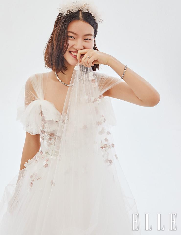 밤하늘의 빛나는 별을 화려하게 담아낸 티파니 빅토리아 믹스드 클러스터 링과 브레이슬렛, 네크리스는 가격 미정, 모두 Tiffany & Co. 플라워 아플리케 장식의 드레스는 가격 미정, Elisabetta Polignano by Esmeralda. 헤어피스는 가격 미정, Angtt. 