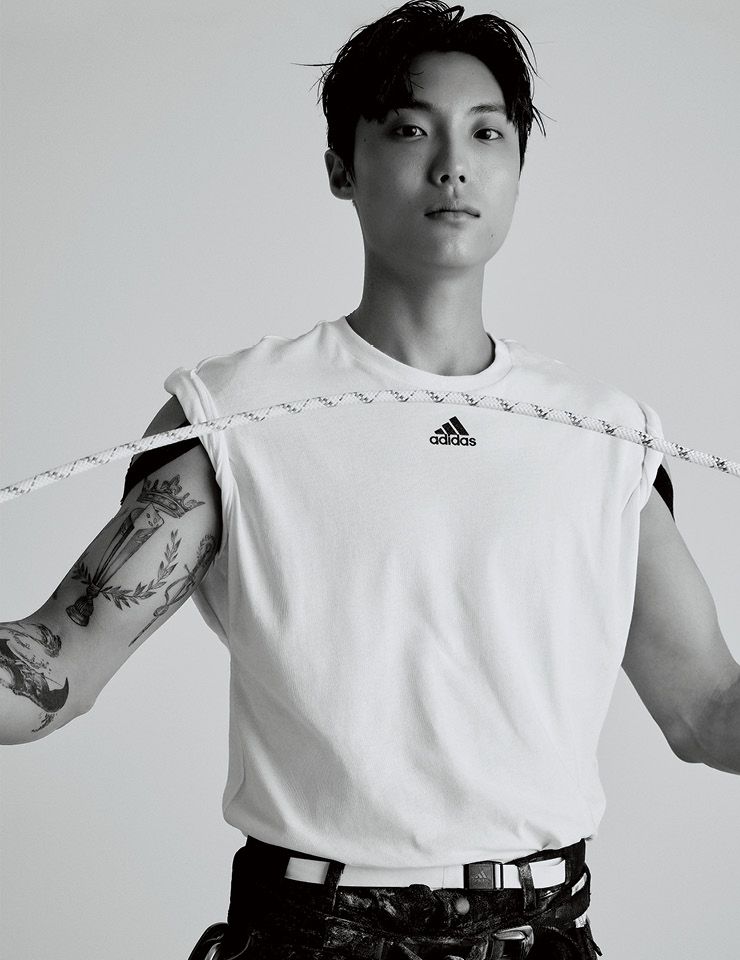 화이트 티셔츠는 Adidas.
