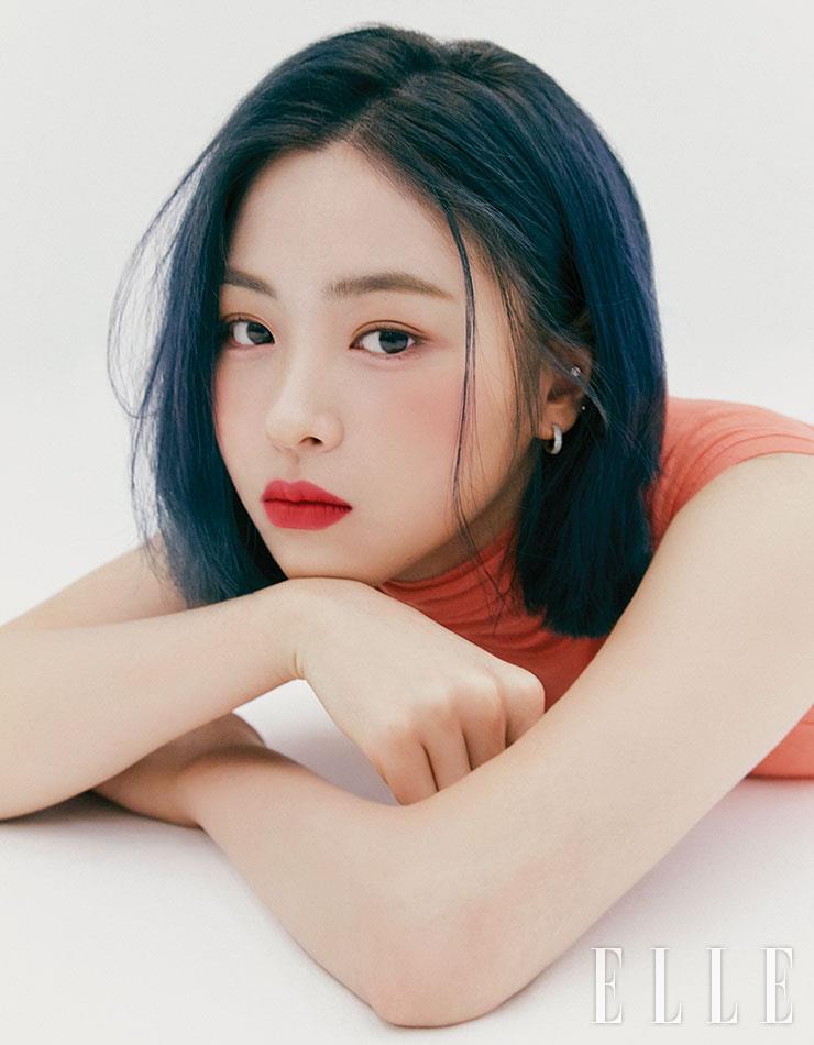 오렌지색 슬리브리스 톱은 Greyyang. 이어링은 Monica Vinader.