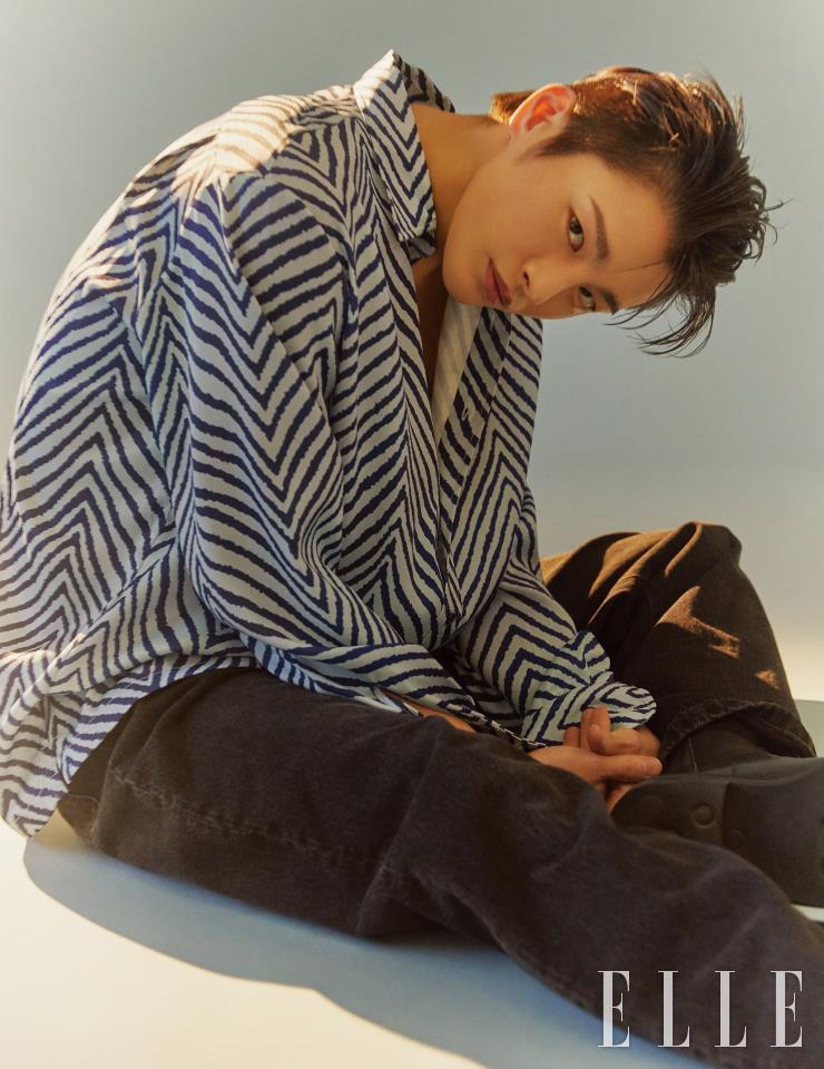  패턴 블라우스와 벨티드 데님 팬츠는 모두 Acne Studios. 첼시 부츠는 스타일리스트 소장품. 