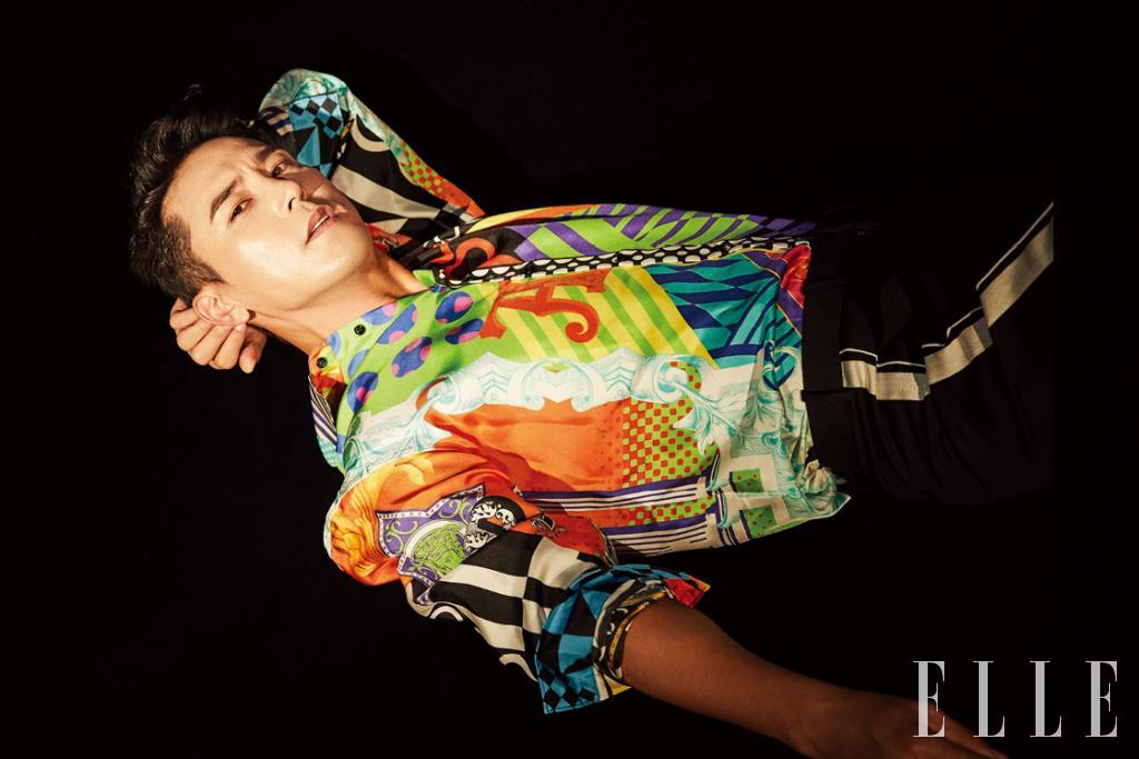  장민호가 입은 실크 프린트 셔츠는 Versace by Mue. 팬츠는 Neil Barrett.