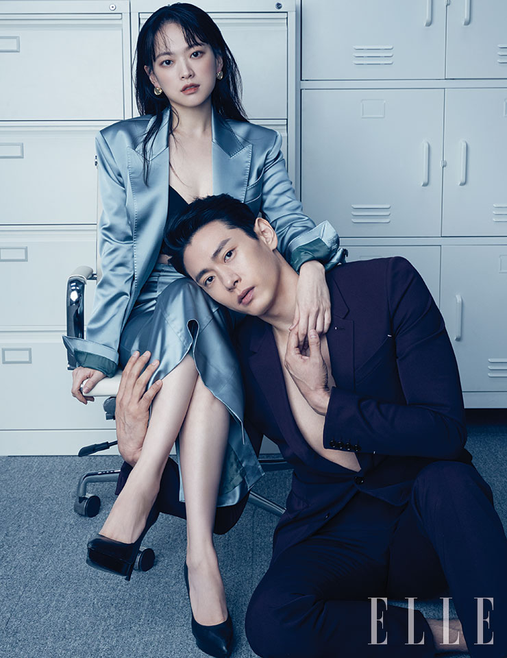 천우희가 입은 새틴 소재의 재킷과 스커트는 Jaybaek Couture. 골드 이어링은 Goiu. 브라톱과 슈즈는 스타일리스트 소장품. 유태오가 입은 수트는 모두 Berluti.