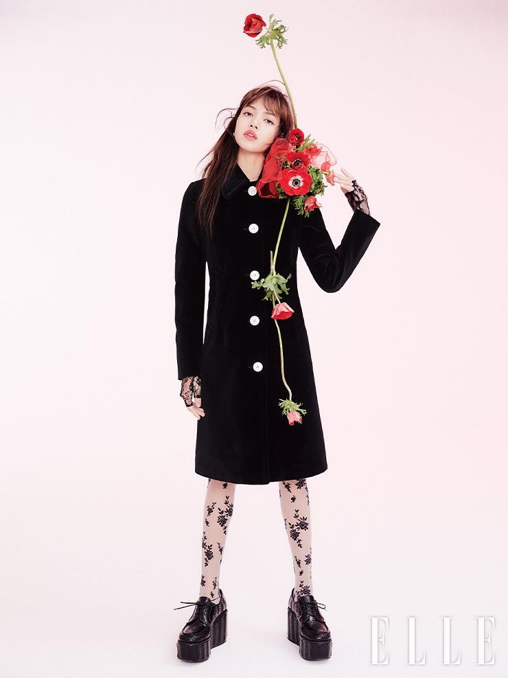 벨벳 소재의 미디 코트와 위빙 플랫폼 슈즈는 Prada.