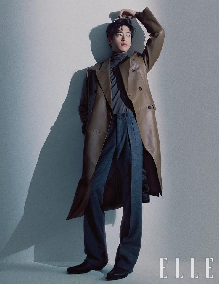 레더 트렌치코트와 안에 입은 터틀넥은 모두 Dolce & Gabbana. 슬랙스 팬츠는 Tom Ford. 앵클부츠는 Bottega Veneta.