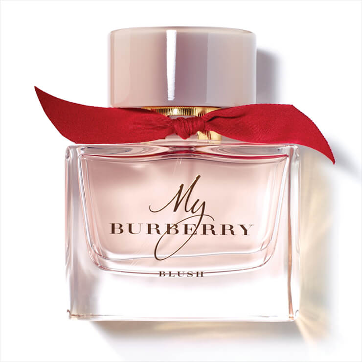 마이 버버리 블러쉬의 향은 그대로, 붉은 개버딘 리본으로 옷을 갈아입은 홀리데이 한정판 향수는 마이 버버리 블러쉬 LE. 