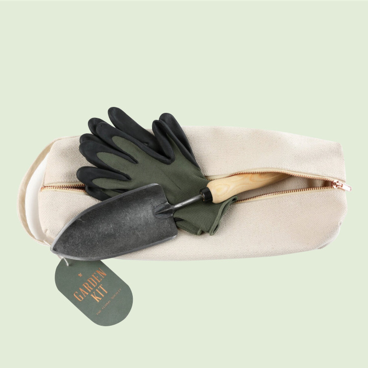 받침 접시의 가장자리를 유달리 높게 만든 테라코타 팟. 3만9천원(18cm), 아르켓. 