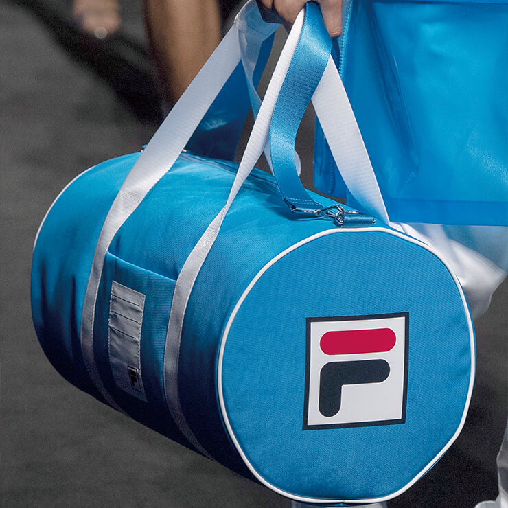 스타일링에 포인트가 돼줄 청량한 컬러의 더플 백.