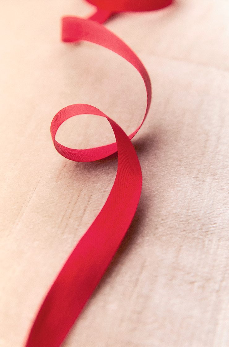 가브리엘 샤넬이 패션쇼를 진행하는 동안 행운의 부적처럼 발목에 착용했던 플란넬 리본에서 영감을 받은 크리스프 크림슨 컬러의 ‘31 LE ROUGE’ 루쥬 페디쉬.