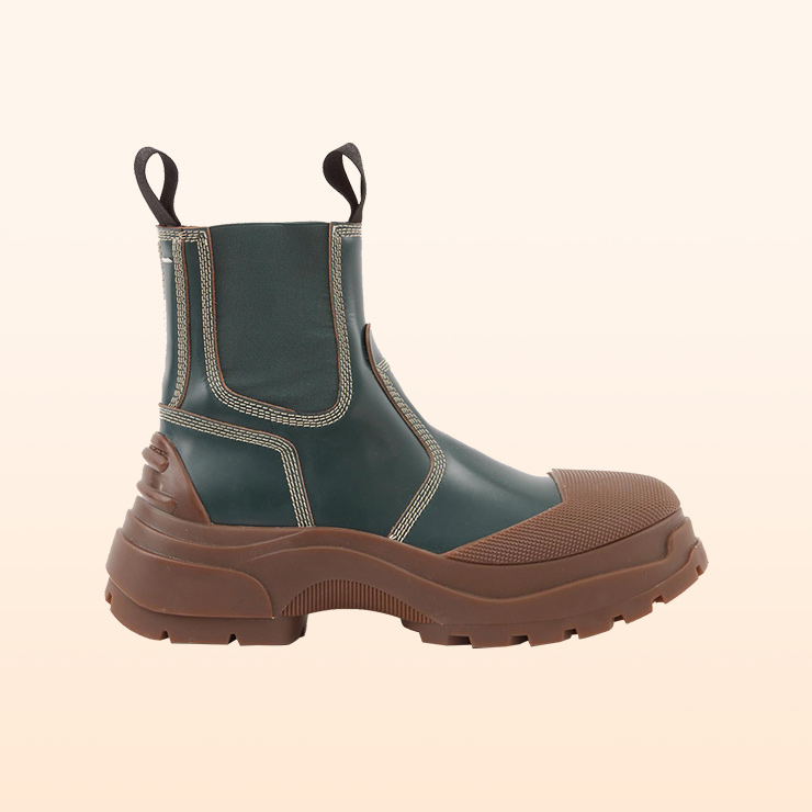 스티치 장식과 미드 솔로 포인트를 준 앵클부츠는 1백56만5천원, Maison Margiela.