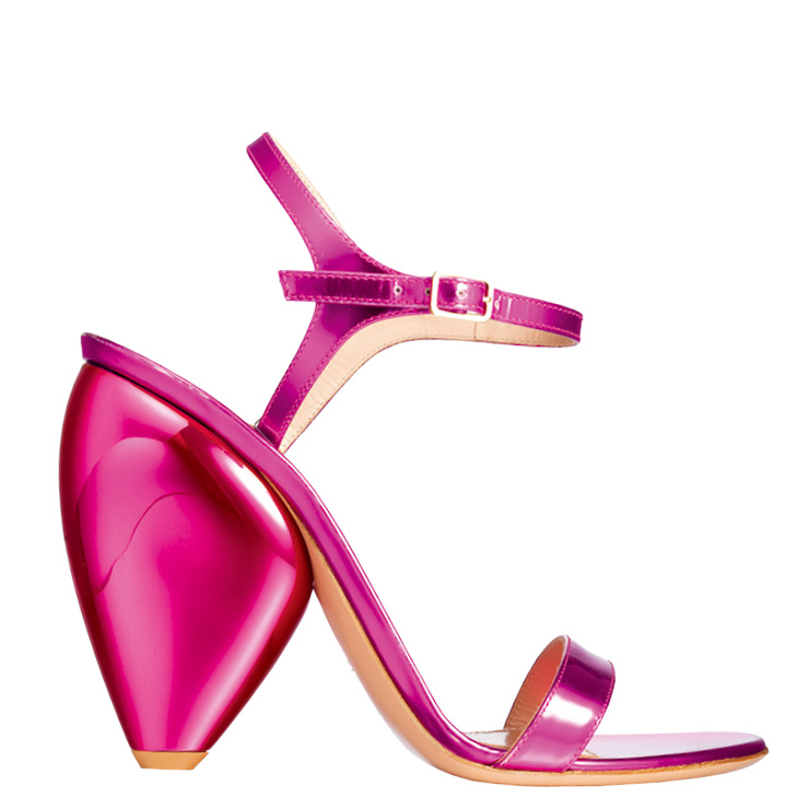 매끈하고 육중한 힐이 유니크한 샌들은 1백39만원, Gianvito Rossi. 