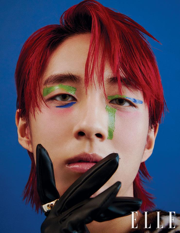 눈 밑에 형광 핑크 섀도를 툭툭 묻히듯 바른 다음, 전문가용 컬러 팔레트인 Make Up For Ever 컬러 케이스에 든 그린과 블루 크림을 납작한 아크릴 브러시에 묻혀 눈가를 따라 기하학적인 라인을 그려준다. 페이크 퍼 베스트는 Neil Barrett. 블랙 가죽 장갑은 스타일리스트 소장품. 검지에 착용한 골드 링은 Zara.