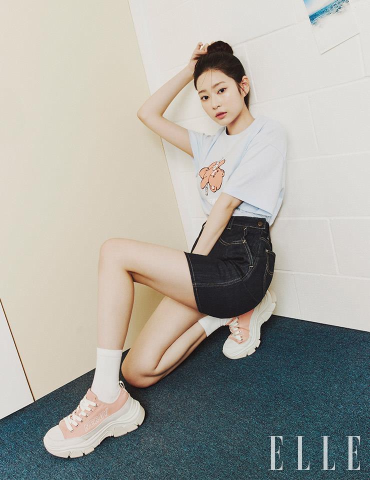 컬러 베어 티셔츠, 젤리그 캔버스 로우 슈즈 모두 NERDY.