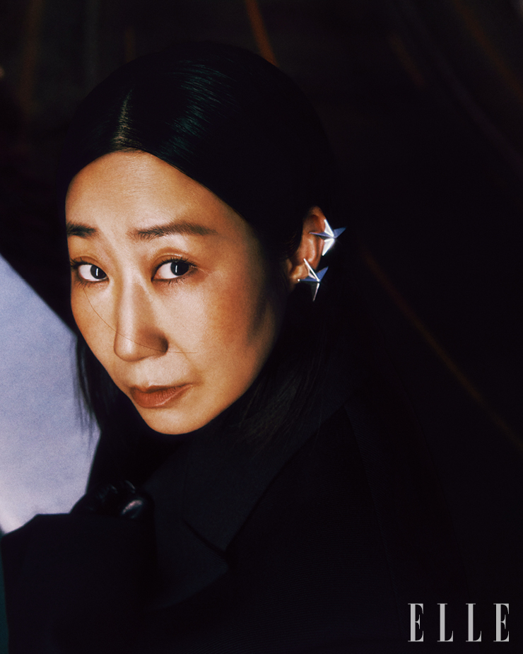  재킷은 Recto. 실버 이어 커프는 H&M x Mugler. 레더 글러브는 H&M. 