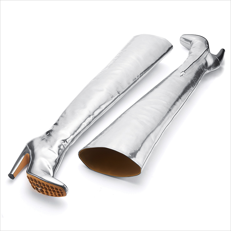 메탈릭한 사이하이 부츠는 가격 미정, Bottega Veneta.